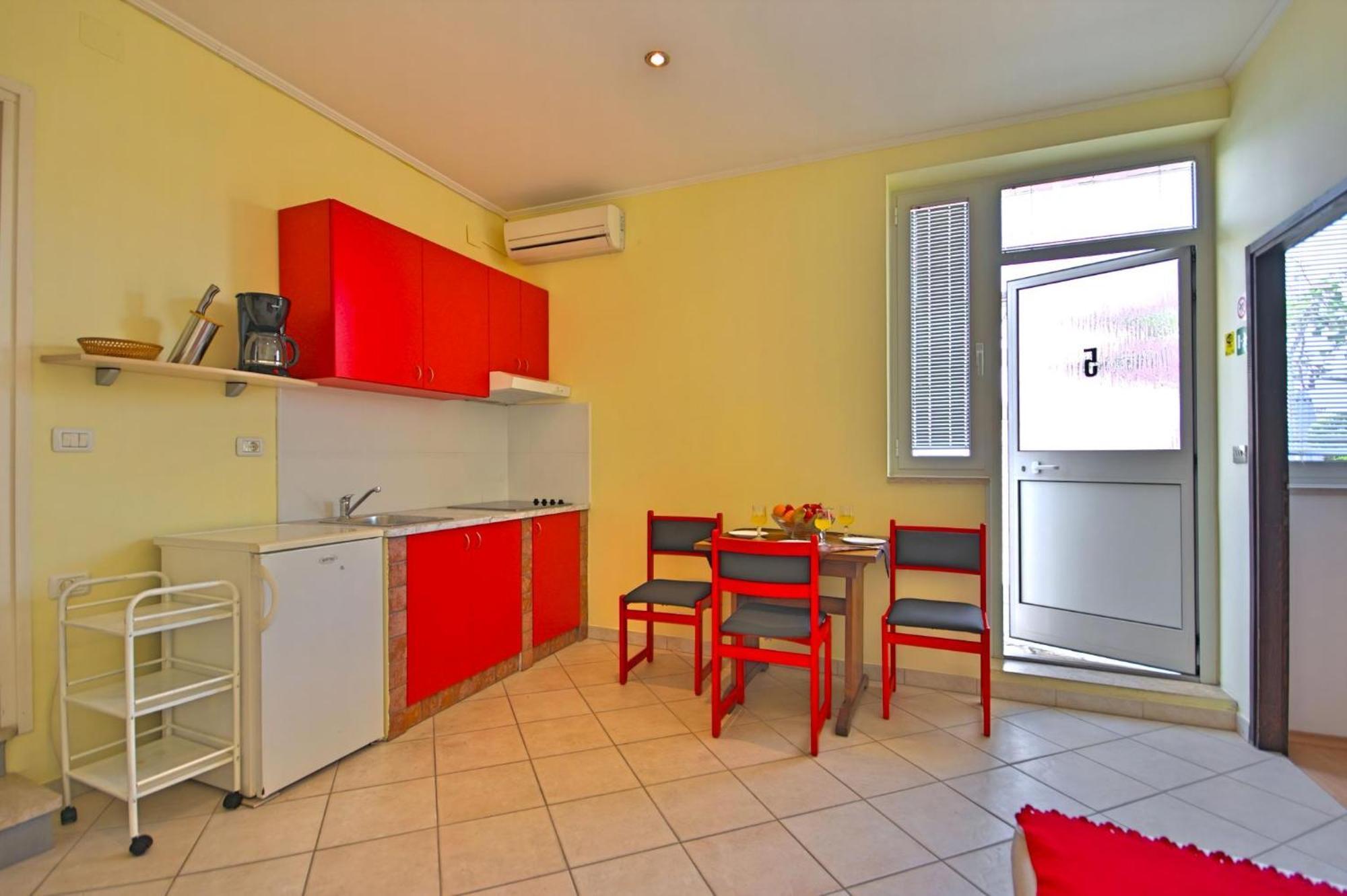 Nika 5 In Der Residenz Mit Pool Und Whirlpool In Strandnaehe Apartmán Umag