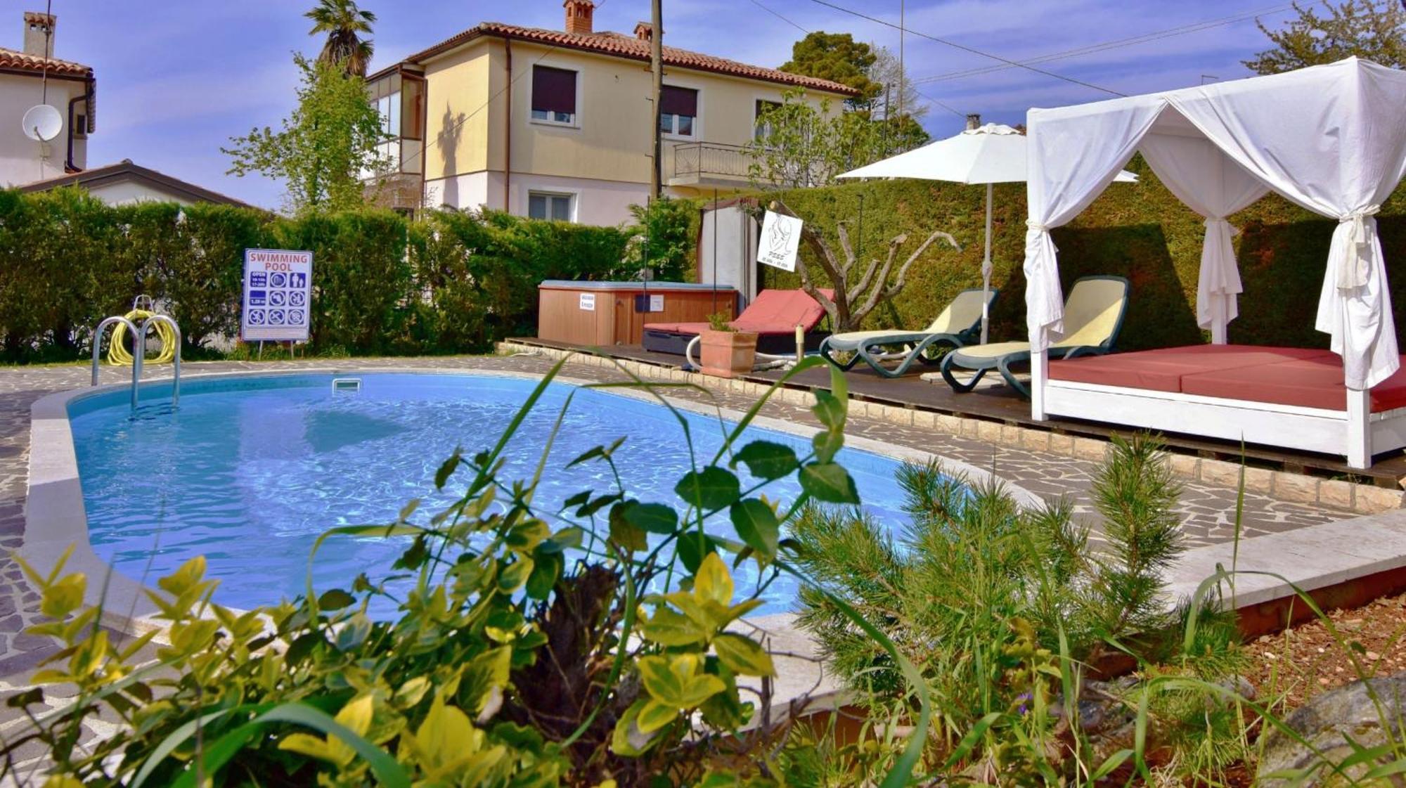 Nika 5 In Der Residenz Mit Pool Und Whirlpool In Strandnaehe